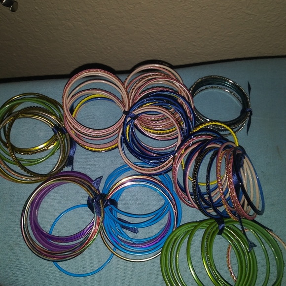 (SOLD) WOW!!!! 100+ Multi-Colorful Bangles - Picture 5 of 8
